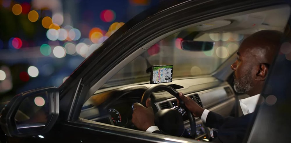 Семь причин использовать GPS-навигатор вместо смартфона в машине